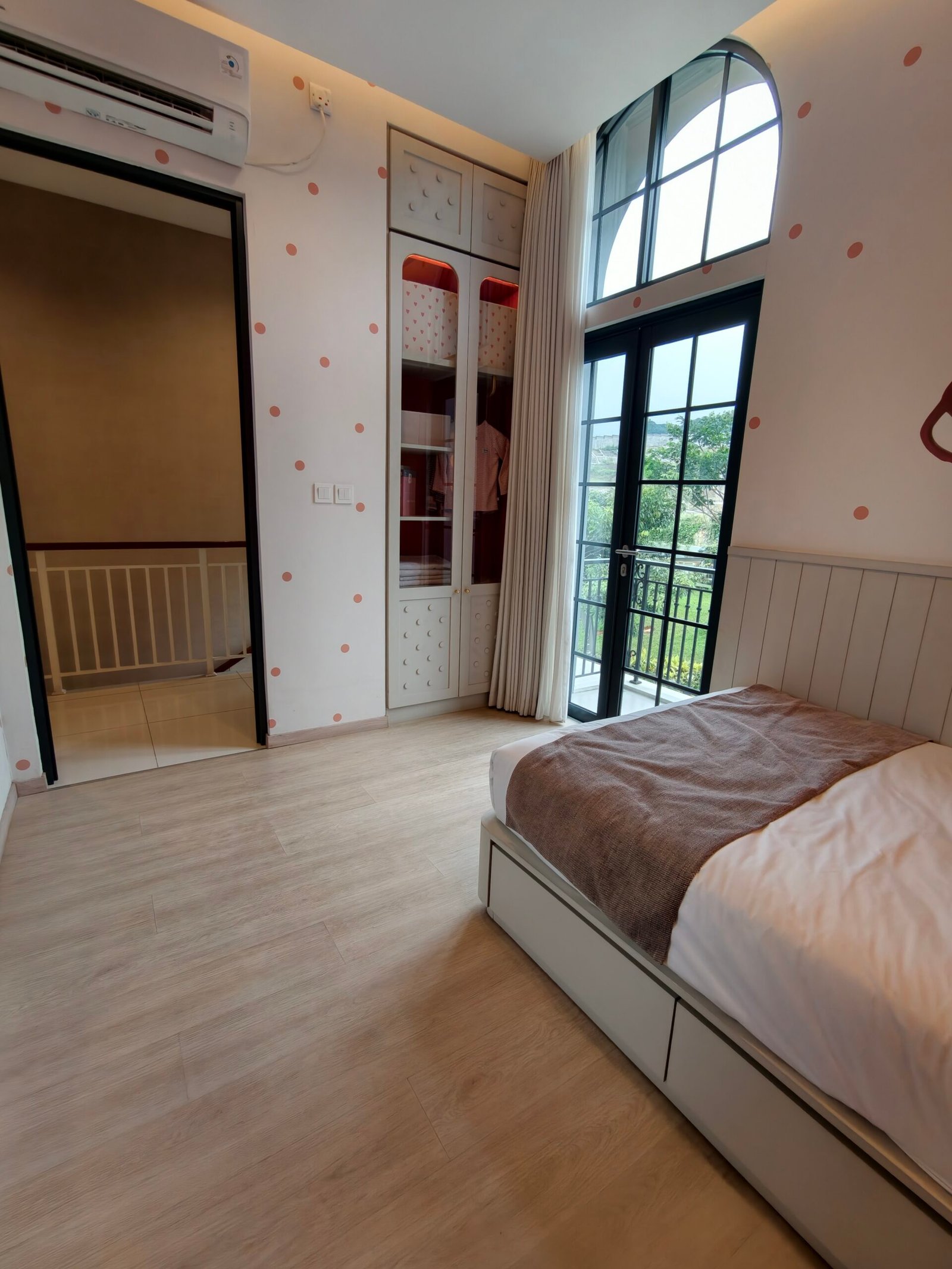 format: 0; filter: 0; fileterIntensity: 0.0; filterMask: 0; captureOrientation: 90;
runfunc: 0; algolist: 0;
multi-frame: 1;
brp_mask:0;
brp_del_th:0.0000,0.0000;
brp_del_sen:0.0000,0.0000;
motionR: 0;
delta:1;
bokeh:1;
module: photo;hw-remosaic: false;touch: (-1.0, -1.0);sceneMode: 13107200;cct_value: 0;AI_Scene: (-1, -1);aec_lux: 212.0;aec_lux_index: 0;albedo:  ;confidence:  ;motionLevel: 0;weatherinfo: weather?null, icon:null, weatherInfo:100;temperature: 37;zeissColor: bright;